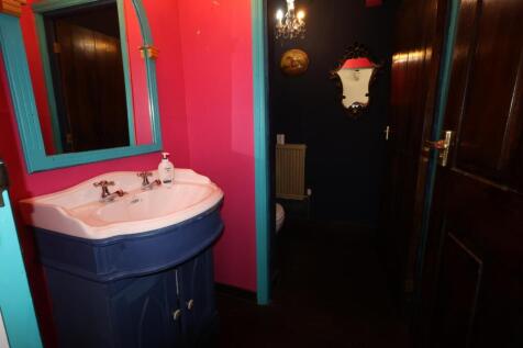 DOWNSTAIRS CLOAKROOM / WC