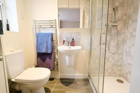 EN-SUITE SHOWER ROOM