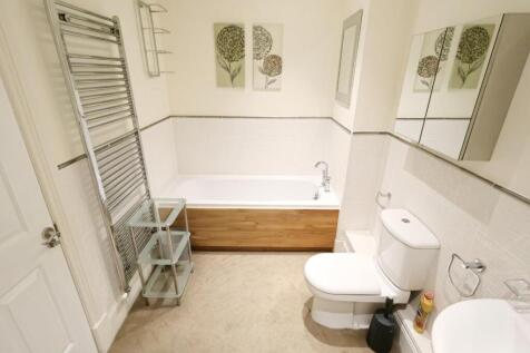 EN-SUITE BATHROOM