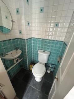 ground floor WC.jpg