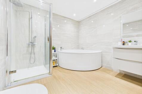 Bathroom (First Floor