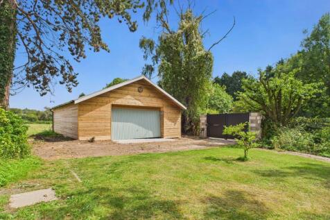 Detached Outbuilding and Gates