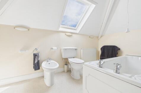 Bathroom (First Floor)