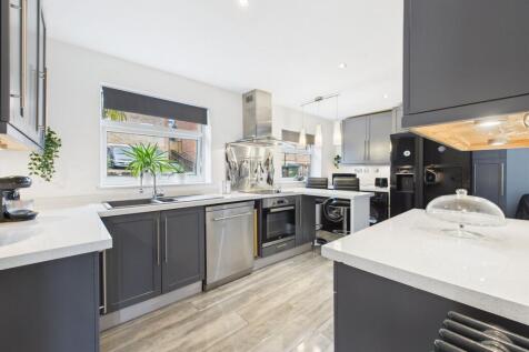 L shaped Dining Kitchen
