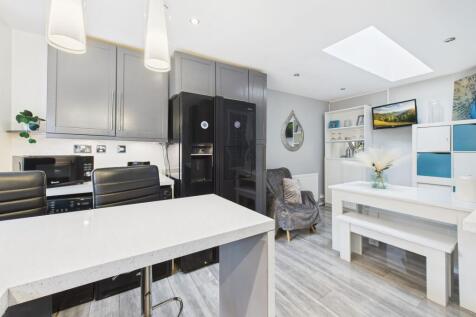 L shaped Dining Kitchen