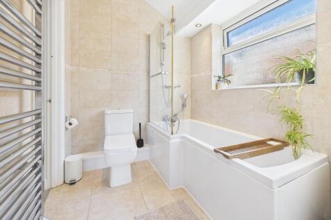 Jack &amp; Jill en suite bathroom