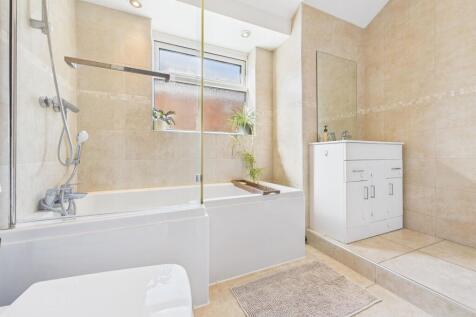 Jack &amp; Jill en suite bathroom