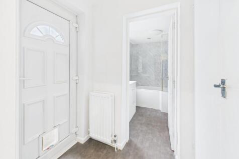 Inner Hallway through to Bathroom