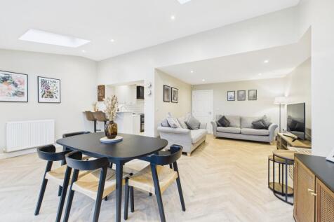 Open-Plan Family Living