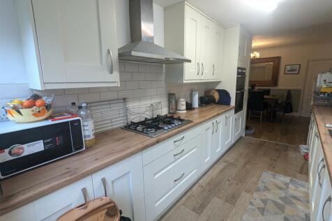 Kitchen/ Dining Area
