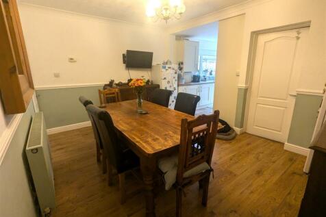 Kitchen/ Dining Area