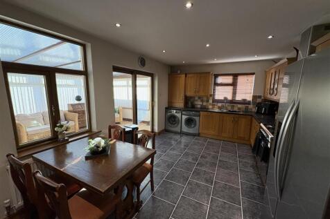 Kitchen/ Dining Room