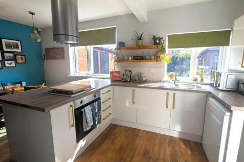 Kitchen &amp; Dining Area