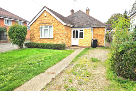 2 bed bungalow to rent Molly Millars Lane, Woking