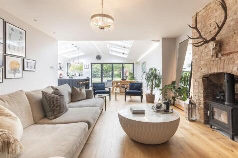 17 Woodland Way (28).jpg