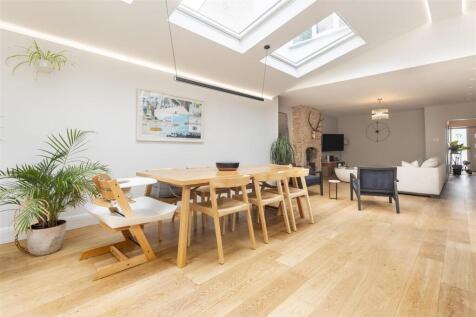 17 Woodland Way (22).jpg