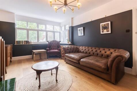 17 Woodland Way (11).jpg