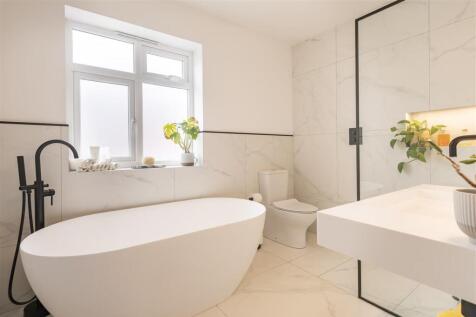 17 Woodland Way (30).jpg