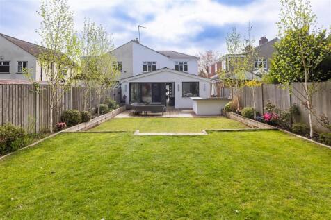 17 Woodland Way (44).jpg
