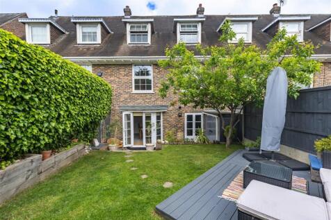 66 Theydon Grove (31).jpg