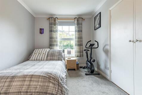 88 Theydon Grove (12).jpg