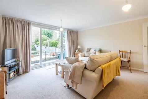 17 Highfield Green  (6).jpg