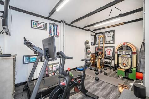 Garage/ Gym