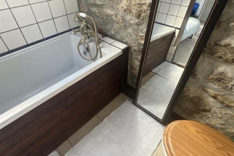 Attic (Restricted head height) En Suite