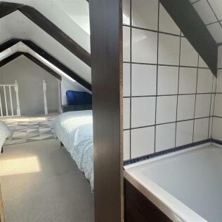 Attic (Restricted head height) En Suite
