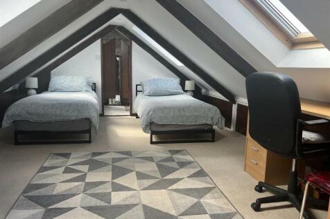Attic (Restricted head height) En Suite