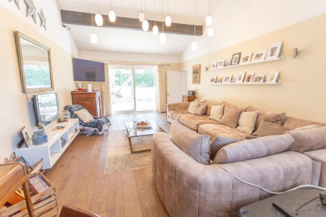 Large Reception Room with vaulted ceiling
