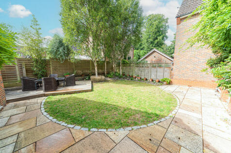 Attractively enclosed garden