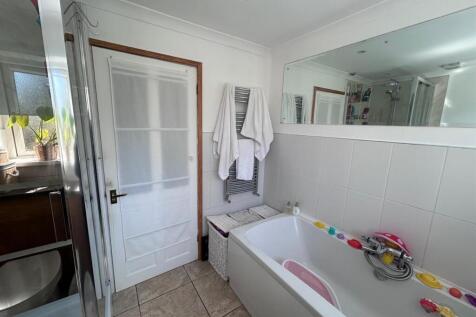 bathroom 1.jpg