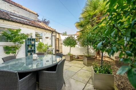 Clifton (36) Flat 1 courtyard 2.jpg