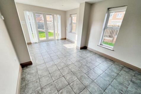 Sitting room/dining room