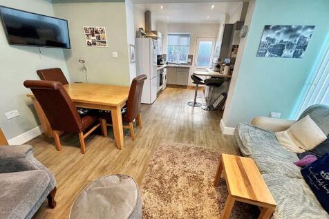 Kitchen/Sun lounge dining room