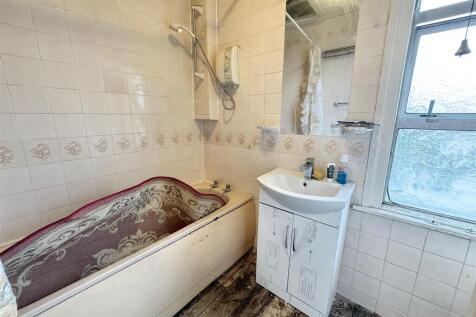Bathroom (L-Shape)
