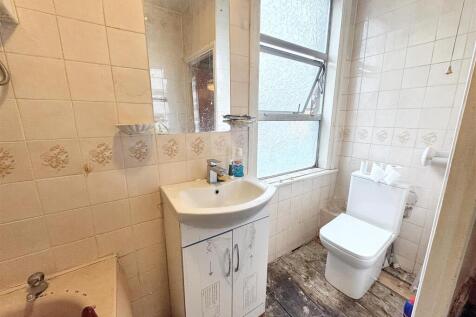 Bathroom (L-Shape)