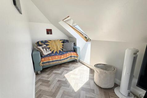 Bedroom 1 (L-Shape)