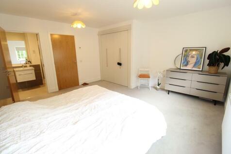 Master Bedroom - En Suite