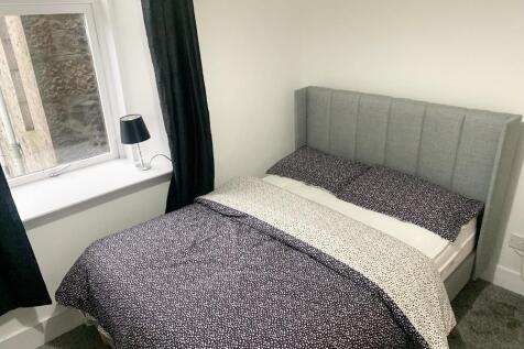 Bedroom 1 photograph 2