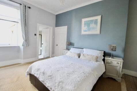 Bedroom 1 photograph 2