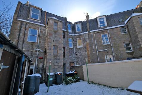 Rear exterior (snow)