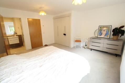Master Bedroom - En Suite