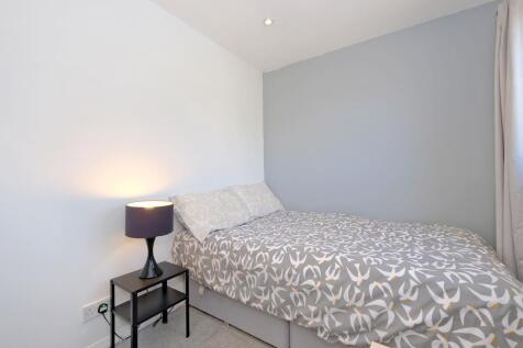 Bedroom 1 photograph 2