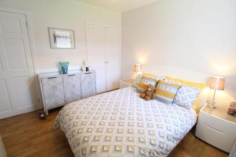 Bedroom 1 pic 2