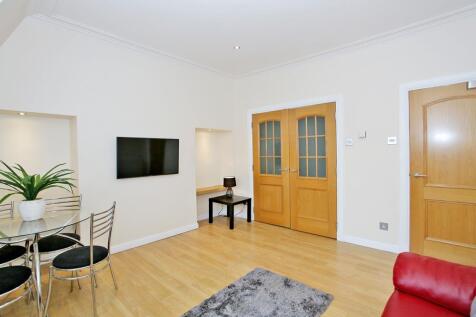 82E  LIVING ROOM 2
