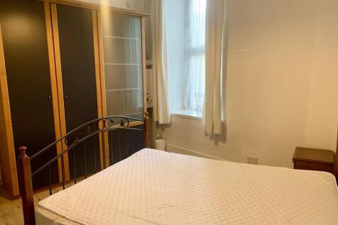 Bedroom 1 photograph 2