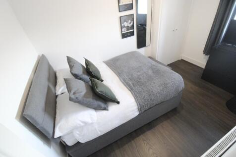 Bedroom 1 photograph 2