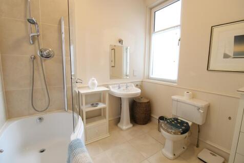 Family bathroom 01